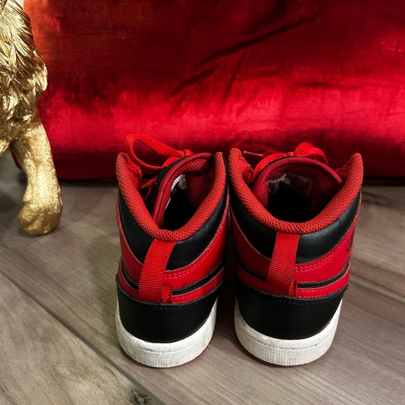 🚨🔥 Air Jordan 1 Mid 'Alternate Bred' Red Black Kid's Size 3Y - Picture 4 of 6
